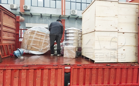 青島客戶訂購的真空上料機、旋振篩已上車，準備發(fā)貨